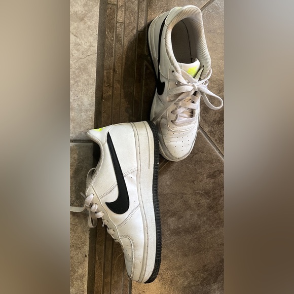 nikes shoes- courts - Picture 3 of 5
